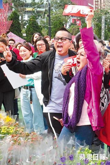 彭浩翔對新片《恭喜八婆》被美國公司看中斟洽版權，表示「令我好大鼓舞」。《恭喜八婆》以爆笑幽默手法，講述現代男女的愛情及友誼。昨日《恭喜八婆》一眾演員到維園年宵市場為電影宣傳。陳靜透露彭浩翔已承諾票房達2,500萬，會請眾人去北海道滑雪慶功。