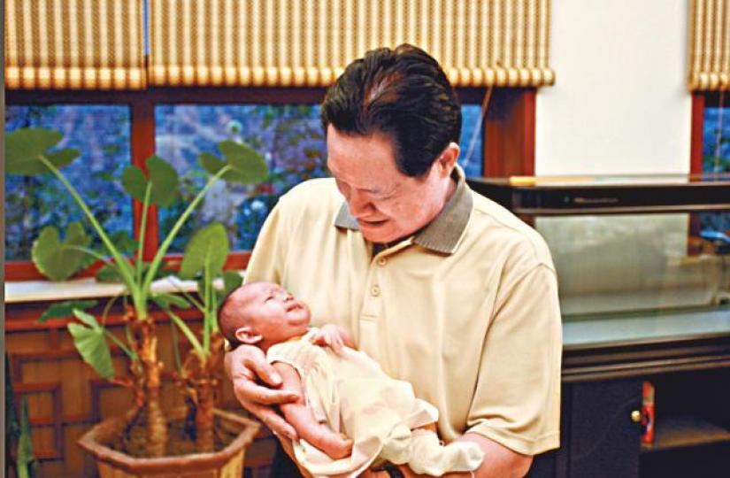 黃婉在Twitter發相,相中周永康所抱的相信是其孫女。 周永康媳婦在Twitter留言。周永康大兒子周濱 黃婉在Twitter發相,相中周永康所抱的相信是其孫女。 周永康媳婦在Twitter留言。周永康大兒子周濱