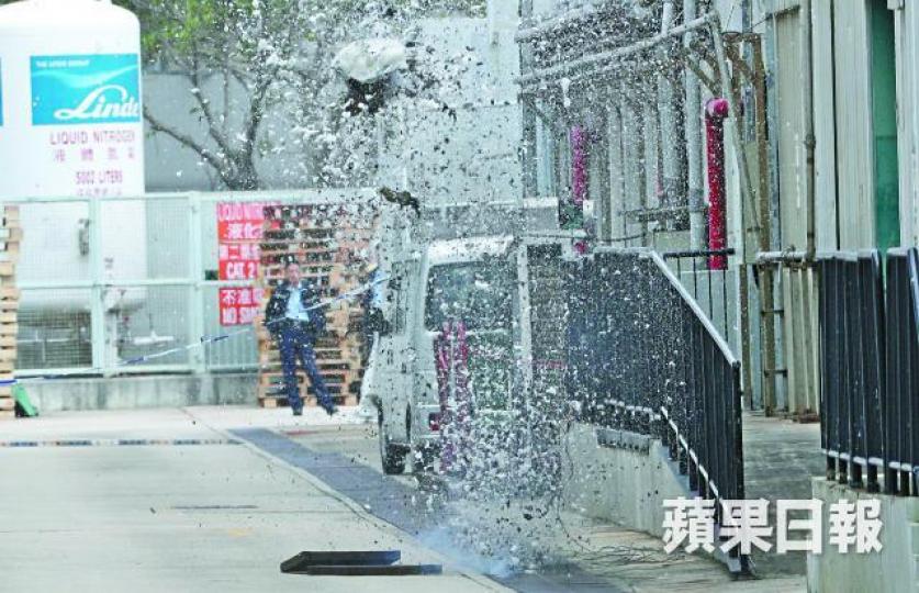 爆炸品處理課警員即場將手榴彈引爆,碎片四散。張志華攝拆彈專家揭開地面渠蓋,將手榴彈放到約一米深渠下預備引爆。三籠近千個同批次薯仔被圍封。劉永明攝德國一戰時使用的手榴彈包括Kugelhandgranate 1913 NA。 爆炸品處理課警員即場將手榴彈引爆,碎片四散。張志華攝拆彈專家揭開地面渠蓋,將手榴彈放到約一米深渠下預備引爆。三籠近千個同批次薯仔被圍封。劉永明攝德國一戰時使用的手榴彈包括Kugelhandgranate 1913 NA。