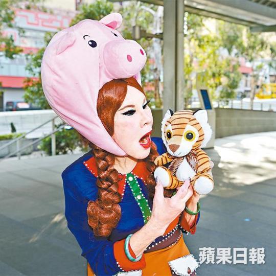 黃夏蕙認為防人之心不可無，要提防扮豬食老虎的人。黃夏蕙為香港求得一支上吉籤。有外籍男子上前向黃夏蕙集郵。