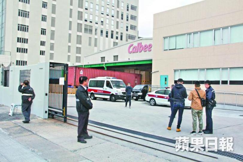 警員昨在卡樂B將軍澳廠房調查。 警員昨在卡樂B將軍澳廠房調查。