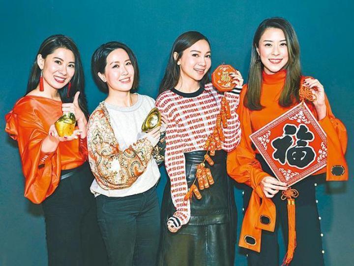 （左起）Robynn & Kendy、AGA和陳逸璇齊齊拍賀年照。