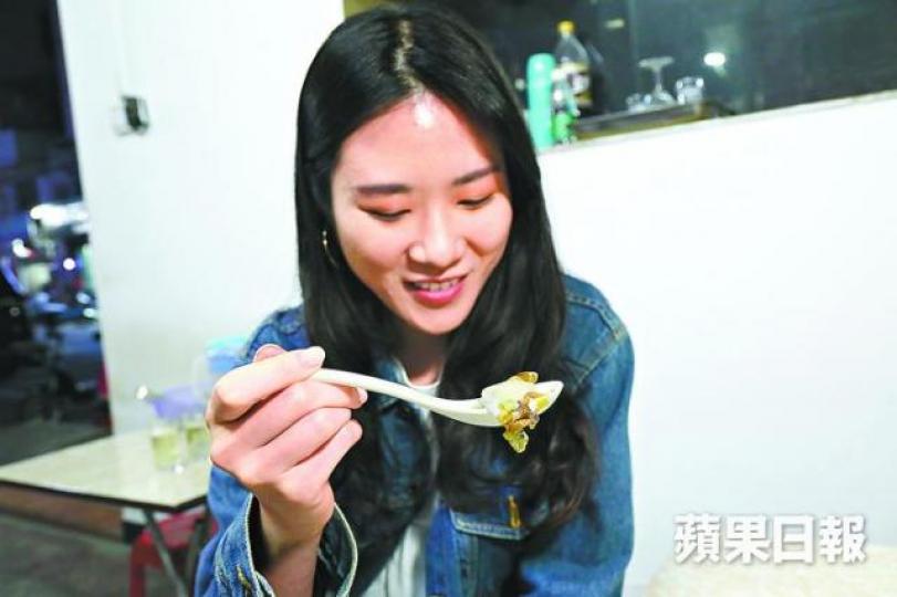 記者指泥蟲口感似象拔蚌。 陳善南攝 記者指泥蟲口感似象拔蚌。 陳善南攝