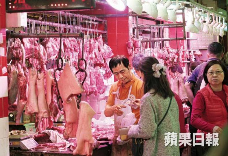 豬肉加價四成,九龍城街市昨仍有不少市民買豬肉煮團年飯。張志華攝市民買活雞做節,雞販玲姐忙個不停。 豬肉加價四成,九龍城街市昨仍有不少市民買豬肉煮團年飯。張志華攝市民買活雞做節,雞販玲姐忙個不停。