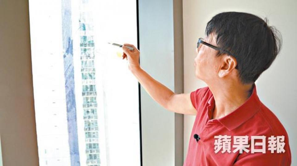 詹Sir檢驗海之戀單位時,發現窗戶玻璃出現崩花。 詹Sir檢驗海之戀單位時,發現窗戶玻璃出現崩花。