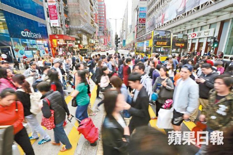 打工仔將血汗錢供強積金,無奈被高管理費蠶食回報。 打工仔將血汗錢供強積金,無奈被高管理費蠶食回報。