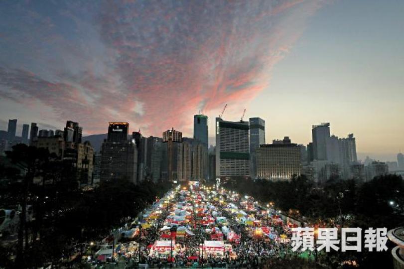 昨午氣溫一度高達25.3℃,維園上空傍晚出現「火燒雲」奇觀。何頴賢攝烈日當空,有年宵檔主叫賣時貼上退熱貼降溫。朱永倫攝水仙花檔出現白黃色花海,有檔主指年廿八起已減價促銷。 昨午氣溫一度高達25.3℃,維園上空傍晚出現「火燒雲」奇觀。何頴賢攝烈日當空,有年宵檔主叫賣時貼上退熱貼降溫。朱永倫攝水仙花檔出現白黃色花海,有檔主指年廿八起已減價促銷。