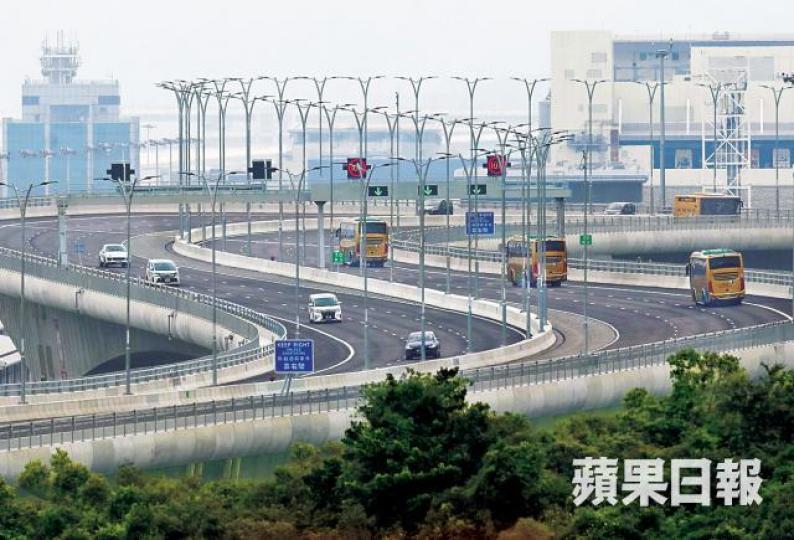 港珠澳大橋今日起至10日午夜12時免收小型客車過橋費。資料圖片 港珠澳大橋今日起至10日午夜12時免收小型客車過橋費。資料圖片