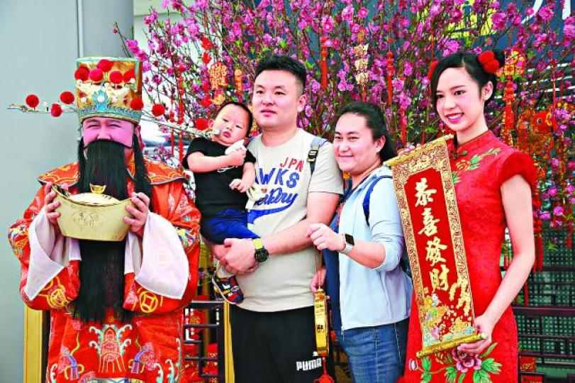 【香港】高鐵西九龍站安排財神爺與旅客合照。 中通社 【香港】高鐵西九龍站安排財神爺與旅客合照。 中通社
