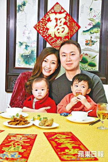 蔡雪瑩去年這個時候仍陀着囡囡，今年囡囡已出世，組成幸福一家四口。蔡雪瑩跟老公夾手夾腳整福建家鄉菜。