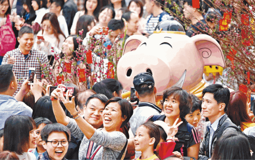 昨日大除夕,廣州市民開心迎新年。路透社 昨日大除夕,廣州市民開心迎新年。路透社