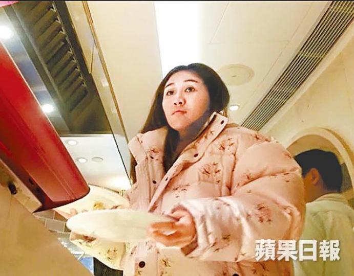 超盈日前孖男友及老傭人到灣仔食自助餐，變身阿四負責拿食物。讀者提供圖片超盈（右）拿完食物後回座位，男友立即上前與超盈密密斟。男友坐在座位上看實手袋，等超盈捧食物回來。去年11月，林心兒上載超盈和Thomas Xin到日本出席友人婚禮的合照。資料圖片