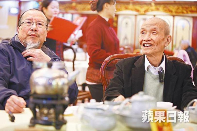 資深傳媒人鄭明仁(左)與老茶客潘伯讚賞廣州蓮香樓的八寶鴨。 資深傳媒人鄭明仁(左)與老茶客潘伯讚賞廣州蓮香樓的八寶鴨。