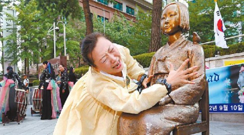 2015年日本駐南韓大使館外放設了慰安婦像,惹來日方不滿。資料圖片 2015年日本駐南韓大使館外放設了慰安婦像,惹來日方不滿。資料圖片