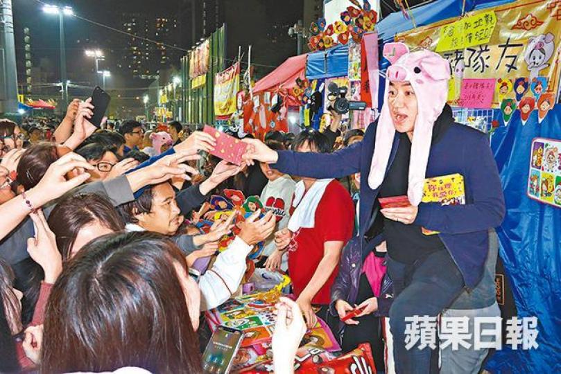 王祖藍前晚到年宵派利是，引來不少市民包圍。張寶兒指男友守法，才會為她怒斥司機出氣。