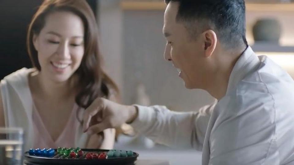 廣告片中，甄子丹笑言汪詩詩才是一家之「煮」。
