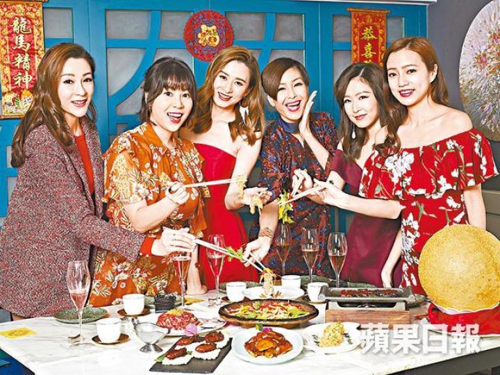 （左起）陸詩韻、黃婉曼、沈卓盈、伍詠薇、樂瞳和李思欣豬年祝大家「越撈越旺」。六位靚女離開無綫後，伍姑娘被指發展得最好。沈卓盈想結婚、生仔和事業一齊進行。陸詩韻被指「已結婚」，她笑自己只是多緋聞。樂瞳向網上平台發展，錢和機會都多了。開年飯的蜜餞金蠔脆米和瑤柱蛋白炒養生米（右圖）既好意頭又有營養。瑤柱蛋白炒養生米