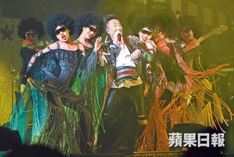 （左起）爺爺鄭東漢彈結他伴奏孫女唱歌，其後鄭中基上台加入陪女兒演出。
