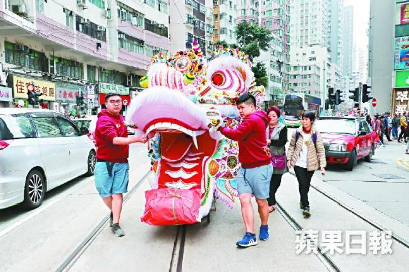 金龍龍頭高達1.7米,由多人合力搬到筲箕灣關帝廟開光。詹家志攝本迪戈市長Margaret O'Rourke來港出席金龍開光儀式。金龍由許嘉雄師傅的團隊製成。 金龍龍頭高達1.7米,由多人合力搬到筲箕灣關帝廟開光。詹家志攝本迪戈市長Margaret O'Rourke來港出席金龍開光儀式。金龍由許嘉雄師傅的團隊製成。
