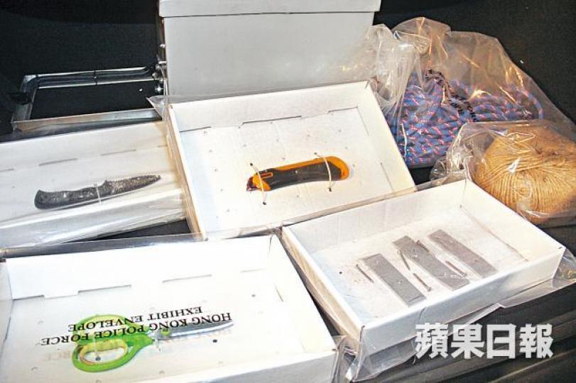 兇案現場撿獲剪刀、生果刀、鎅刀、麻繩及行山繩等懷疑作案工具。 兇案現場撿獲剪刀、生果刀、鎅刀、麻繩及行山繩等懷疑作案工具。