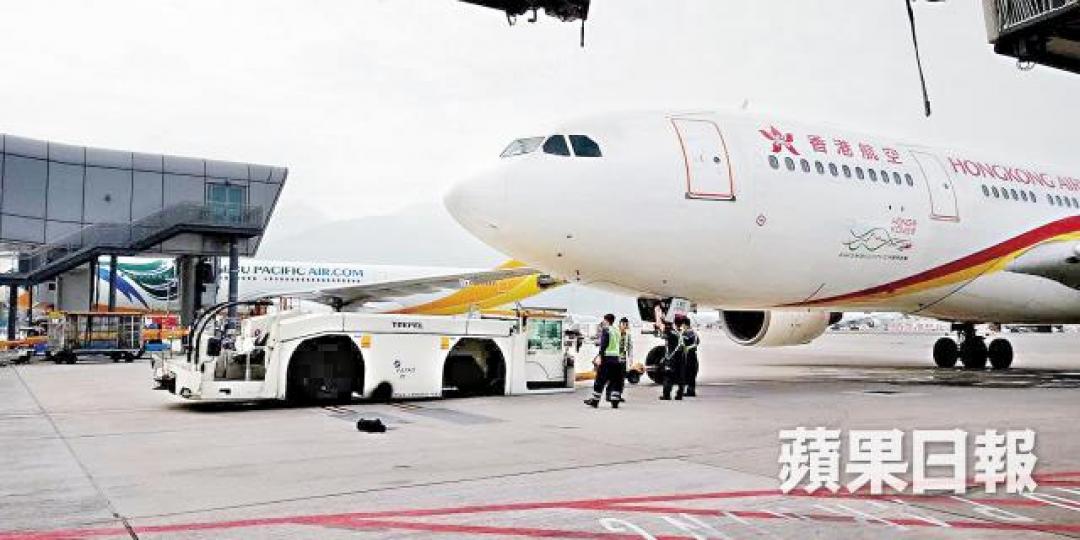 工程人員意外後檢查出事拖車。輪胎飛彈10米外的登機橋下。拖車右前方車輪損壞,須拖回維修部。譚文豪 工程人員意外後檢查出事拖車。輪胎飛彈10米外的登機橋下。拖車右前方車輪損壞,須拖回維修部。譚文豪