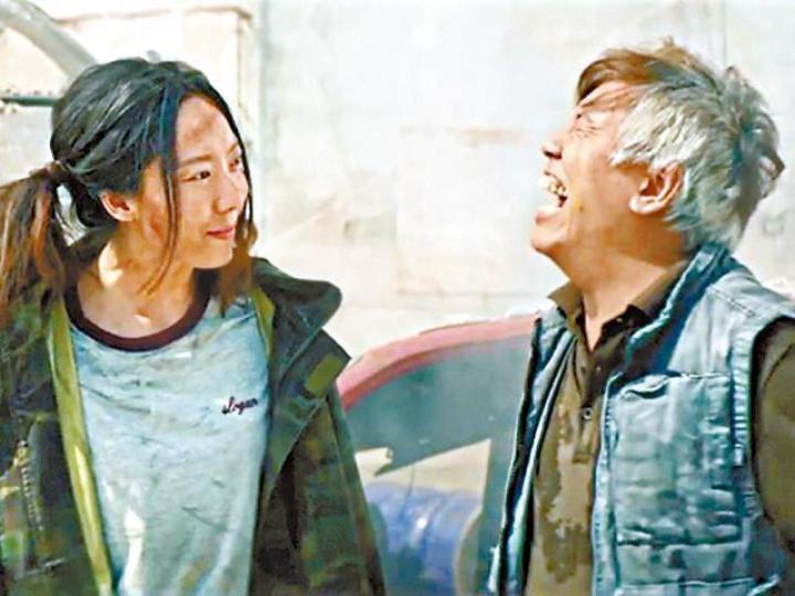 田雞也有拍《新喜劇之王》，與鄂靖文有對手戲。劇照《廉政風雲 煙幕》領先香港賀歲票房。劇照