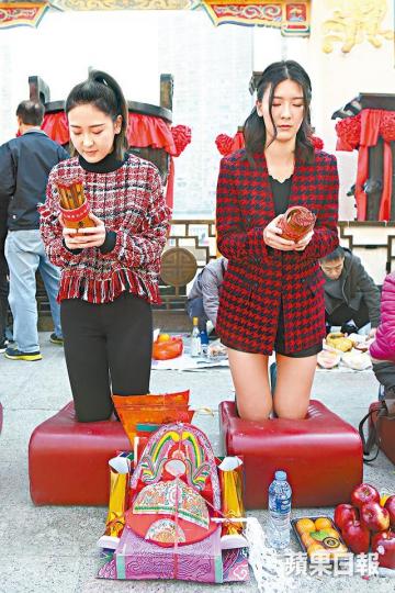 余香凝（右）與妹妹余潔瀅到黃大仙廟求籤，兩人皆求得中上籤。余香凝（左）與余潔瀅希望今年都可以順順利利。