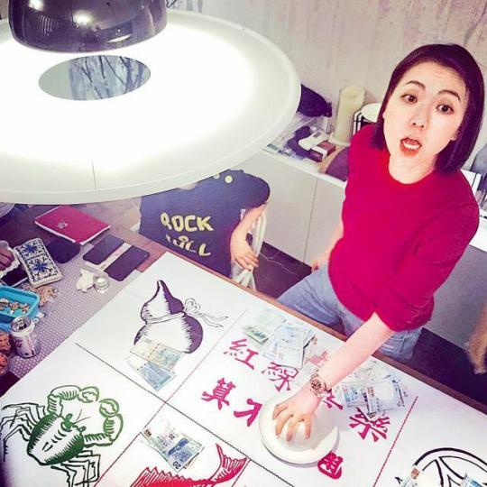 田蕊妮按着飯碗玩魚蝦蟹表情認真。互聯網圖片蕭潤邦夫婦笑指吳日言賭輸了親生骨肉。互聯網圖片