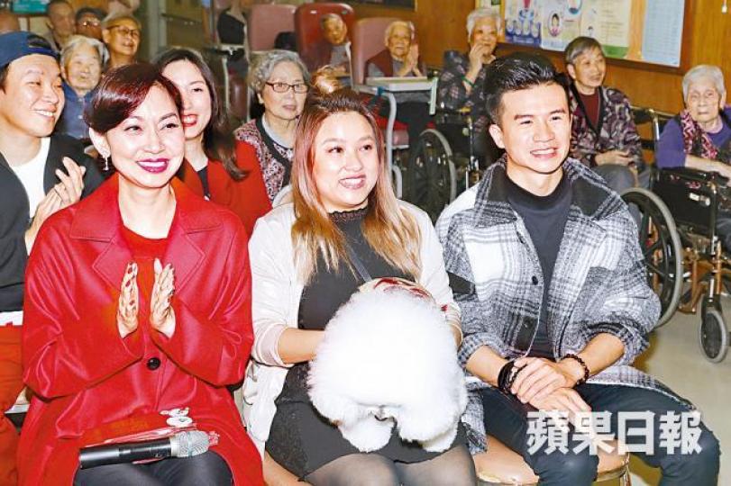 釗峰透過學佛認識鄺美雲（左），二人更不時結伴做善事。