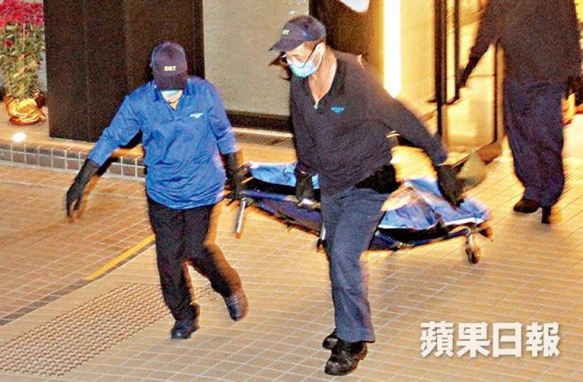 男女死者遺體由仵工抬上黑箱車運走,交法醫確認死因。黎志偉攝沙田警區助理指揮官(刑事)陳昕警司稱案件列謀殺及自殺案跟進。 男女死者遺體由仵工抬上黑箱車運走,交法醫確認死因。黎志偉攝沙田警區助理指揮官(刑事)陳昕警司稱案件列謀殺及自殺案跟進。