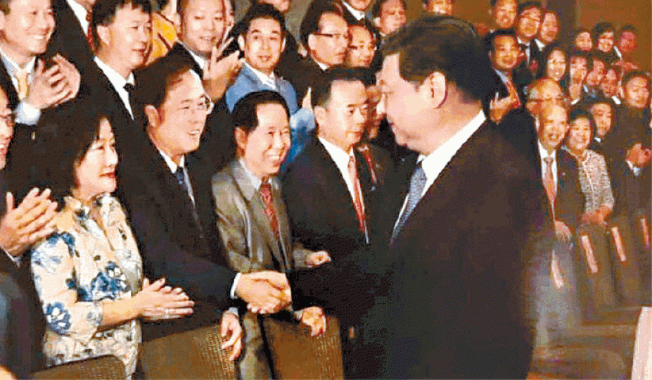 習近平2014年訪澳與黃向墨握手。黃向墨去年向王健林買入萬達在澳洲的兩項目。悉尼豪宅「山中之王」是黃向墨名下物業。 習近平2014年訪澳與黃向墨握手。黃向墨去年向王健林買入萬達在澳洲的兩項目。悉尼豪宅「山中之王」是黃向墨名下物業。
