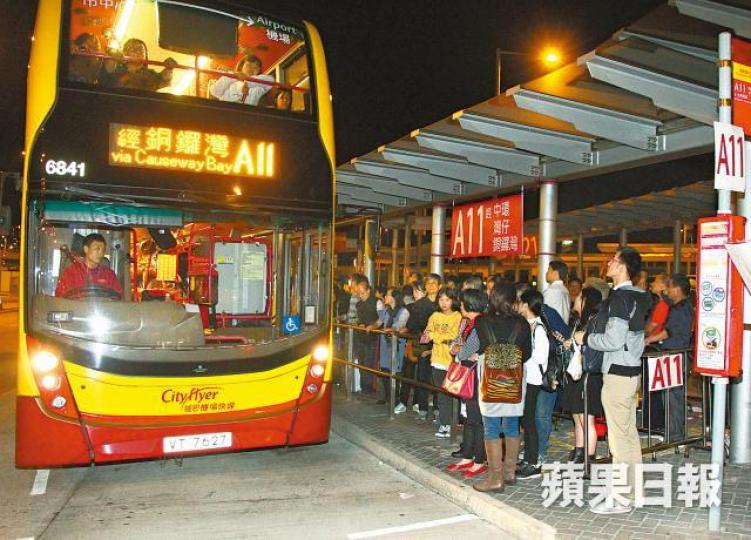 香港口岸前往港島的巴士站昨晚仍見人龍。溫瑞麟攝大量內地旅客湧到東涌市中心消費,食肆人頭湧湧。互聯網 香港口岸前往港島的巴士站昨晚仍見人龍。溫瑞麟攝大量內地旅客湧到東涌市中心消費,食肆人頭湧湧。互聯網