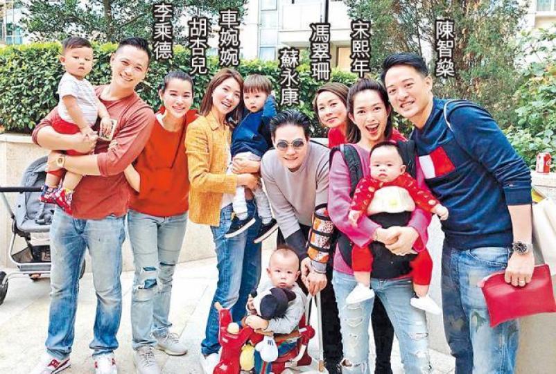 胡杏兒前日大年初二搞了一個BBQ派對，相約了多位圈中父母出席。互聯網圖片「胡說八道會」成員（左起）黃智雯、李施嬅、胡定欣及杏兒齊齊影新年「全家福」。互聯網圖片胡杏兒剛於上月宣佈陀第二胎，豬年再做媽媽。互聯網圖片