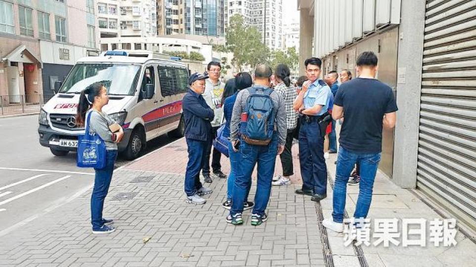 內地旅客報警投訴被導遊遺棄流落街頭,警員到場調查。梁澤岡攝 內地旅客報警投訴被導遊遺棄流落街頭,警員到場調查。梁澤岡攝