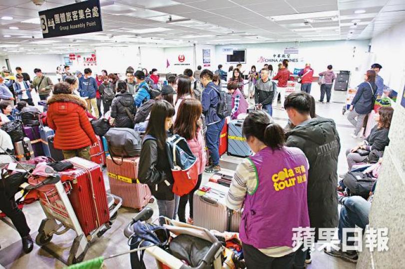 高雄小港機場華航櫃位逼滿旅客。 高雄小港機場華航櫃位逼滿旅客。