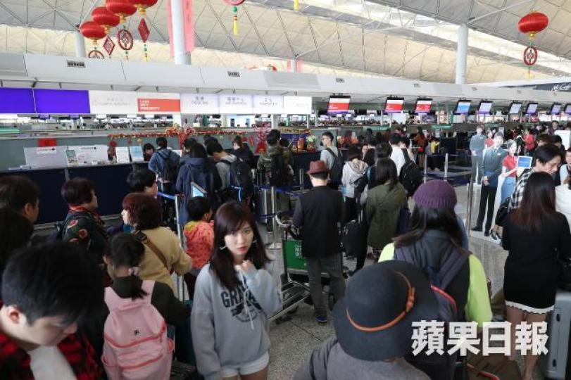 華航設查詢櫃位協助乘客處理候補機位,高峰時有百多人大排長龍。何家達攝 華航設查詢櫃位協助乘客處理候補機位,高峰時有百多人大排長龍。何家達攝