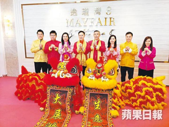信置營業部聯席董事田兆源(左三)及楊文(左四)昨日出席新春團拜。 信置營業部聯席董事田兆源(左三)及楊文(左四)昨日出席新春團拜。