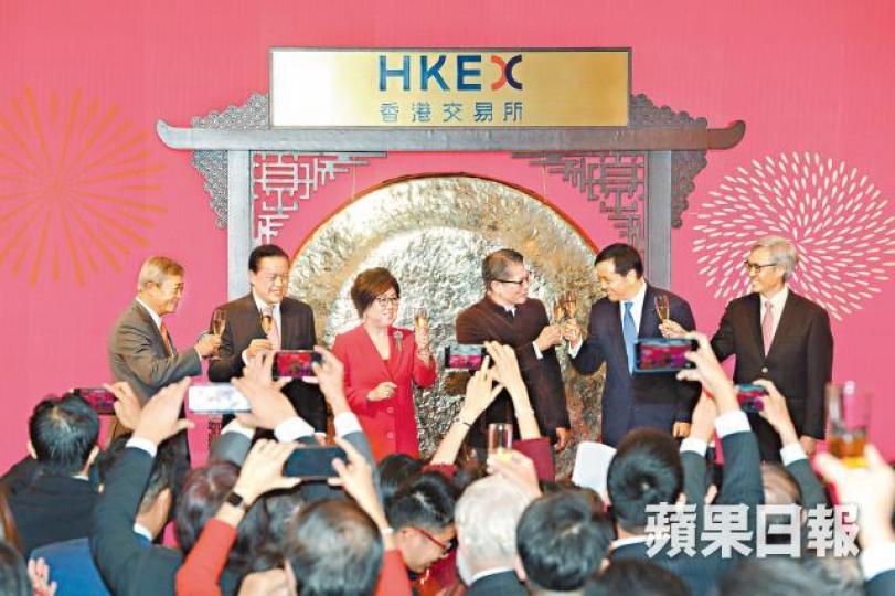 左起:證監會主席雷添良、港交所主席查史美倫、財政司司長陳茂波、港交所行政總裁李小加等一眾政府及金融監管機構高層,昨日出席豬年開市儀式並祝酒。何耀勤攝 左起:證監會主席雷添良、港交所主席查史美倫、財政司司長陳茂波、港交所行政總裁李小加等一眾政府及金融監管機構高層,昨日出席豬年開市儀式並祝酒。何耀勤攝