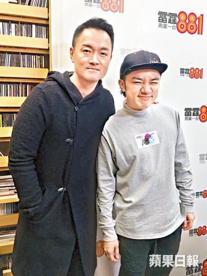 王祖藍（右）日前到商台受訪，大談追求李亞男的感受。