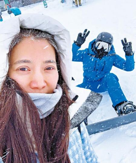 靚靚和Chilam大讚雪景很美。互聯網圖片靚靚、千嬅等不約而同在北海道滑雪。互聯網圖片