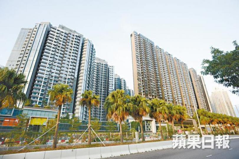 東環呎價由去年高位逾1.5萬跌至最近的1.3萬,業主賺價的情況大減。港珠澳大橋去年10月通車,雖帶旺人流但未能刺激樓價。 東環呎價由去年高位逾1.5萬跌至最近的1.3萬,業主賺價的情況大減。港珠澳大橋去年10月通車,雖帶旺人流但未能刺激樓價。