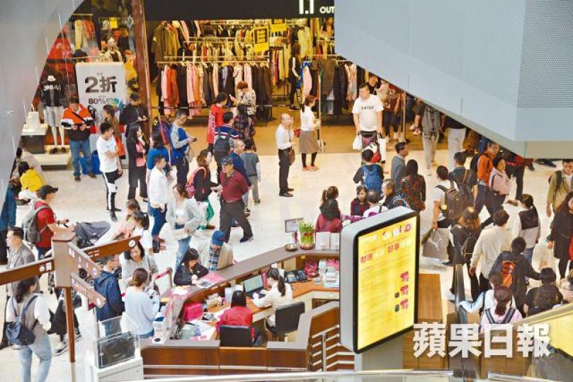 大年初四的東薈城人頭湧湧,大批內地客購物。 大年初四的東薈城人頭湧湧,大批內地客購物。