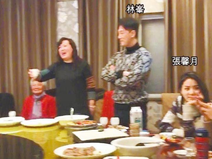 林峯日前跟女友張馨月回鄉拜年，表現自在。互聯網圖片林峯上月曾帶張馨月回鄉祭祖，被指好事近。資料圖片林峯（左）已非首次融入張家，去年曾出席張馨月胞弟的婚禮。資料圖片吳千語（左二）被指對林峯未忘情，日前與友人到林峯開設的夜店蒲。 互聯網圖片