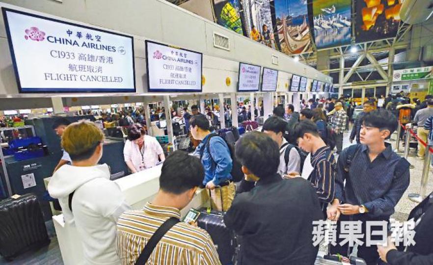 高雄機場昨有大批乘客查詢華航航班情況。王子俊攝 高雄機場昨有大批乘客查詢華航航班情況。王子俊攝