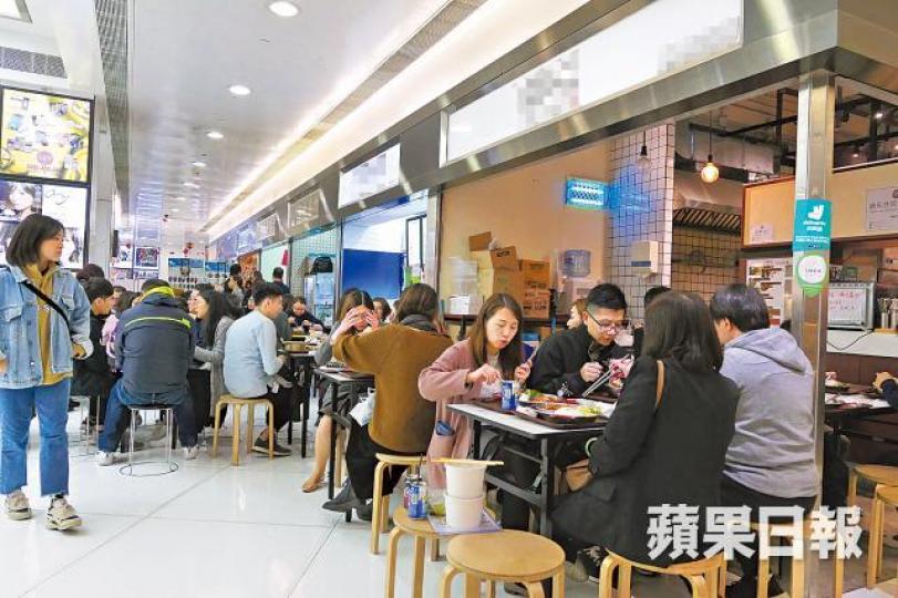 東廣場不少食店非法兼營堂食,有的佔用商場通道擺枱凳。 東廣場不少食店非法兼營堂食,有的佔用商場通道擺枱凳。