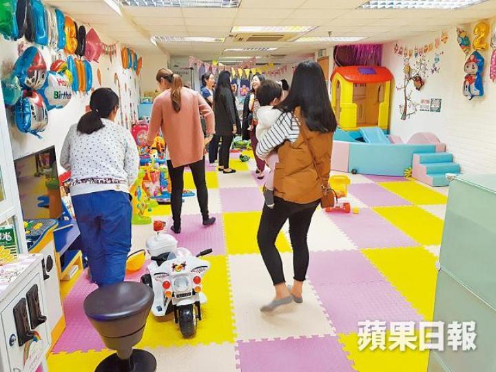 年運工廈三樓有違反地契經營的遊樂室,經常有家長及兒童出入。 年運工廈三樓有違反地契經營的遊樂室,經常有家長及兒童出入。