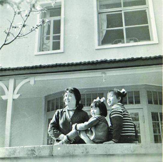 臧健和1977年帶同兩名女兒來港生活。 臧健和1977年帶同兩名女兒來港生活。