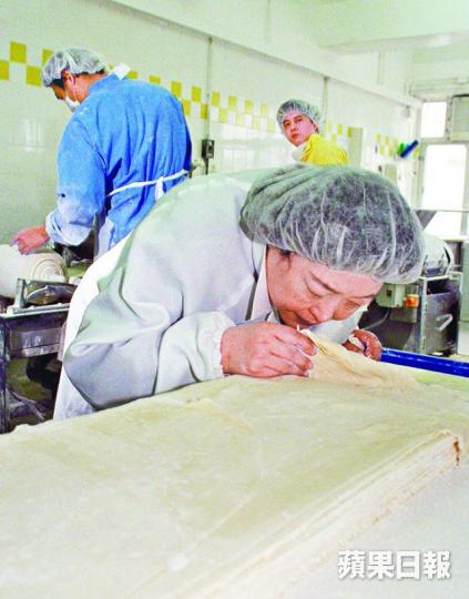 臧健和重視灣仔碼頭的產品品質,圖為她2000年於廠房檢查餃子皮。 臧健和重視灣仔碼頭的產品品質,圖為她2000年於廠房檢查餃子皮。
