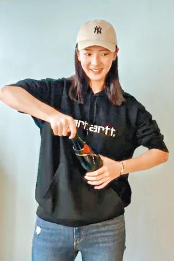 余香凝昨日拍片開香檳慶祝。余香凝素顏演出《非同凡響》，令她入圍最佳女主角之餘，又憑主唱的主題曲獲最佳原創電影歌曲提名。《逆流大叔》讓余香凝提名最佳女配角。