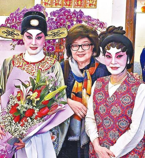 小鳳姐（中）日前欣賞蓋鳴暉（左）演出的劇目，更給予不少意見。